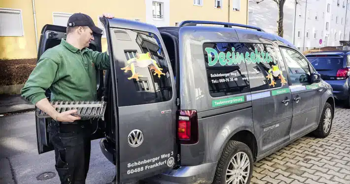 Pest control technicians on an on-site assignment – Desinsekta GmbH